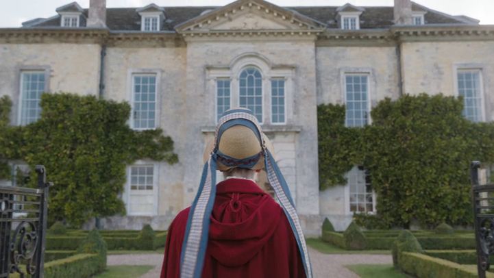 Emma. Il film di Autumn de Wilde: scena del mantello rosso